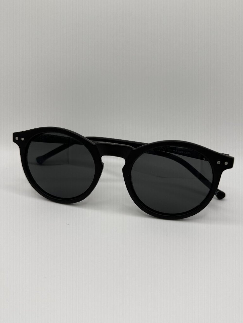 ASOS DESIGN Round Sunglasses – Black – Smoke Lens